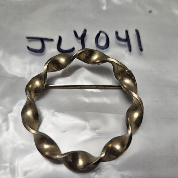 Jewelry - ROUND GOLD TONE BROOCH